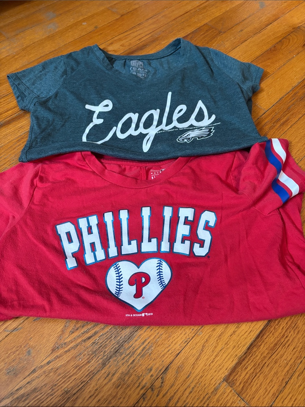 5th & Ocean Red Phillies Short Sleeve Tee/ NFL green Eagles tee